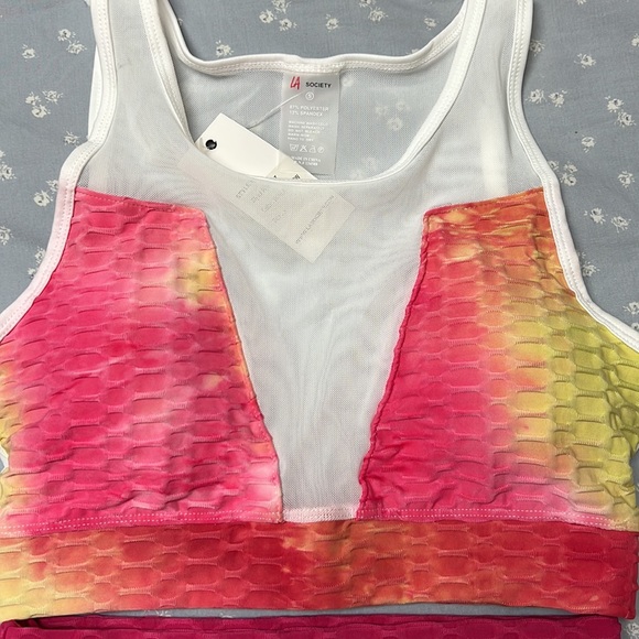 Textured Scrunch Workout Set - Picture 2 of 3